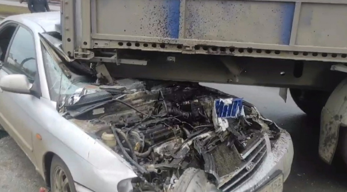 Иномарка залетела под полуприцеп грузовика в Автозаводском районе