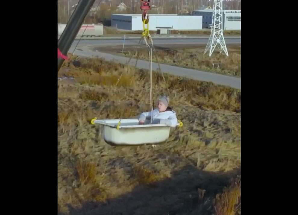 Нижегородский блогер ради лайков повис в ванне на строительном кране