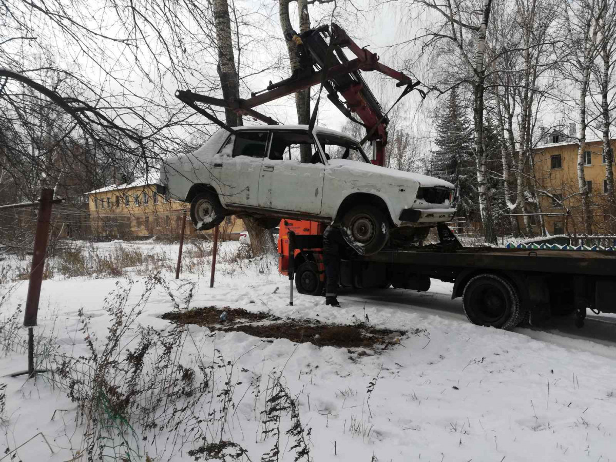 Два брошенных автомобиля эвакуировали на спецстоянку в Приокском районе на этой неделе