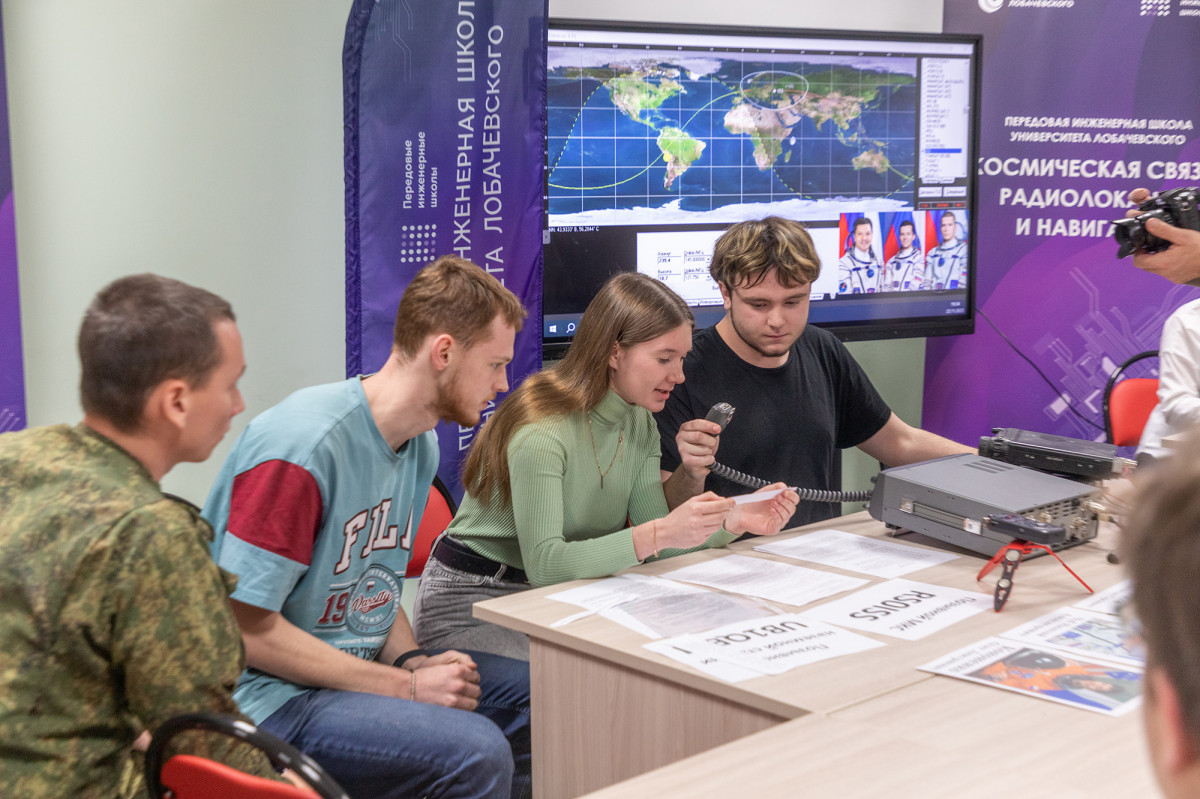 Студенты ННГУ провели уникальную радиосвязь с российскими космонавтами МКС