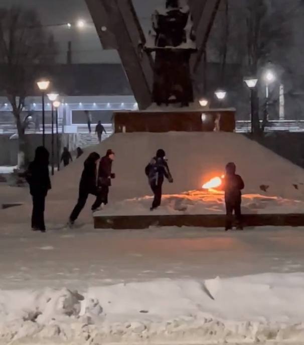 Подростки пытались потушить Вечный огонь на Сортировке в Нижнем Новгороде