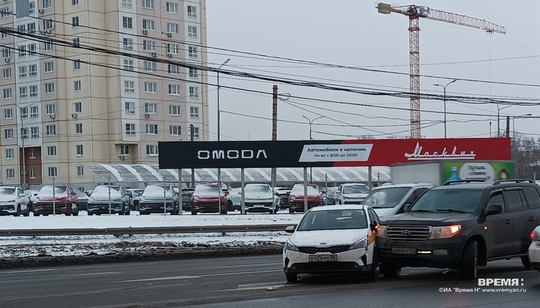 «Тойота» и такси столкнулись на Комсомольском шоссе в Нижнем Новгороде