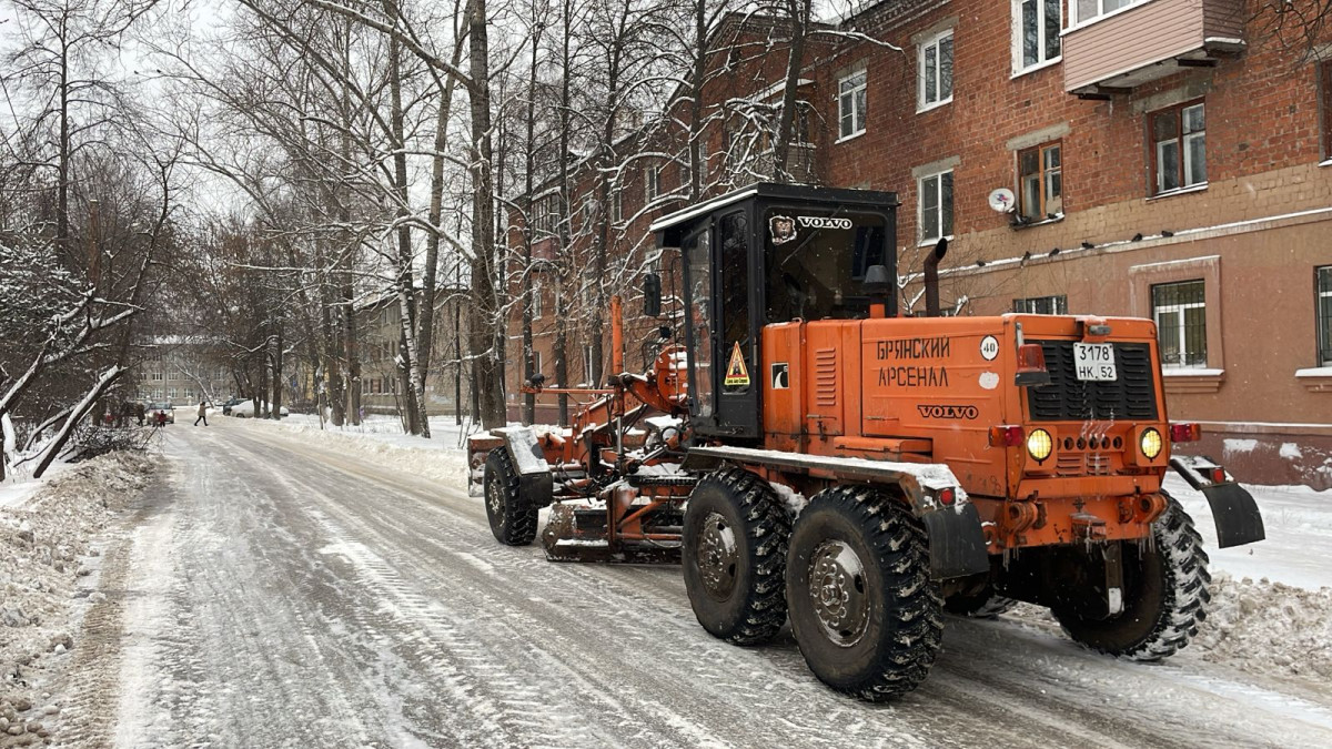 Борьба с последствиями снегопада продолжается в Нижнем Новгороде