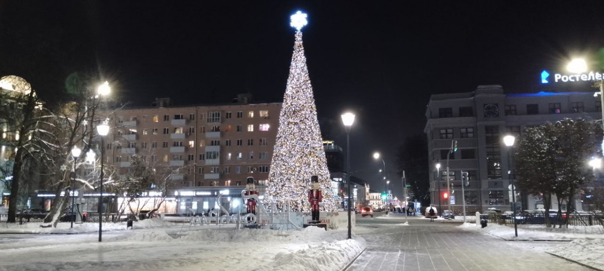 Новогодние елки установлены на площадях Горького и Советской в Нижнем Новгороде