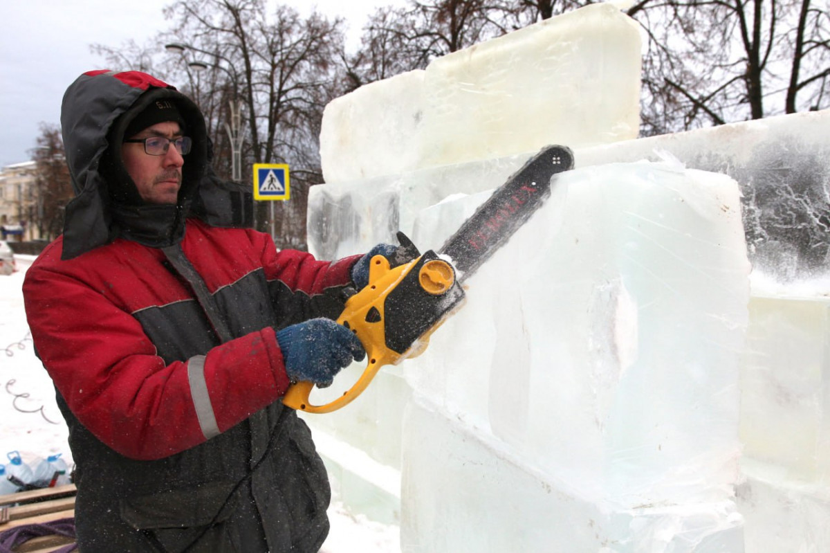 Строительство снежного городка началось на главной площади Дзержинска