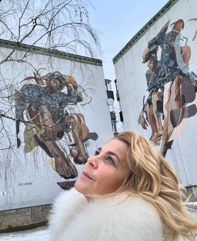 Ирина Пегова ссфотографировалась на фоне граффити в Выксе