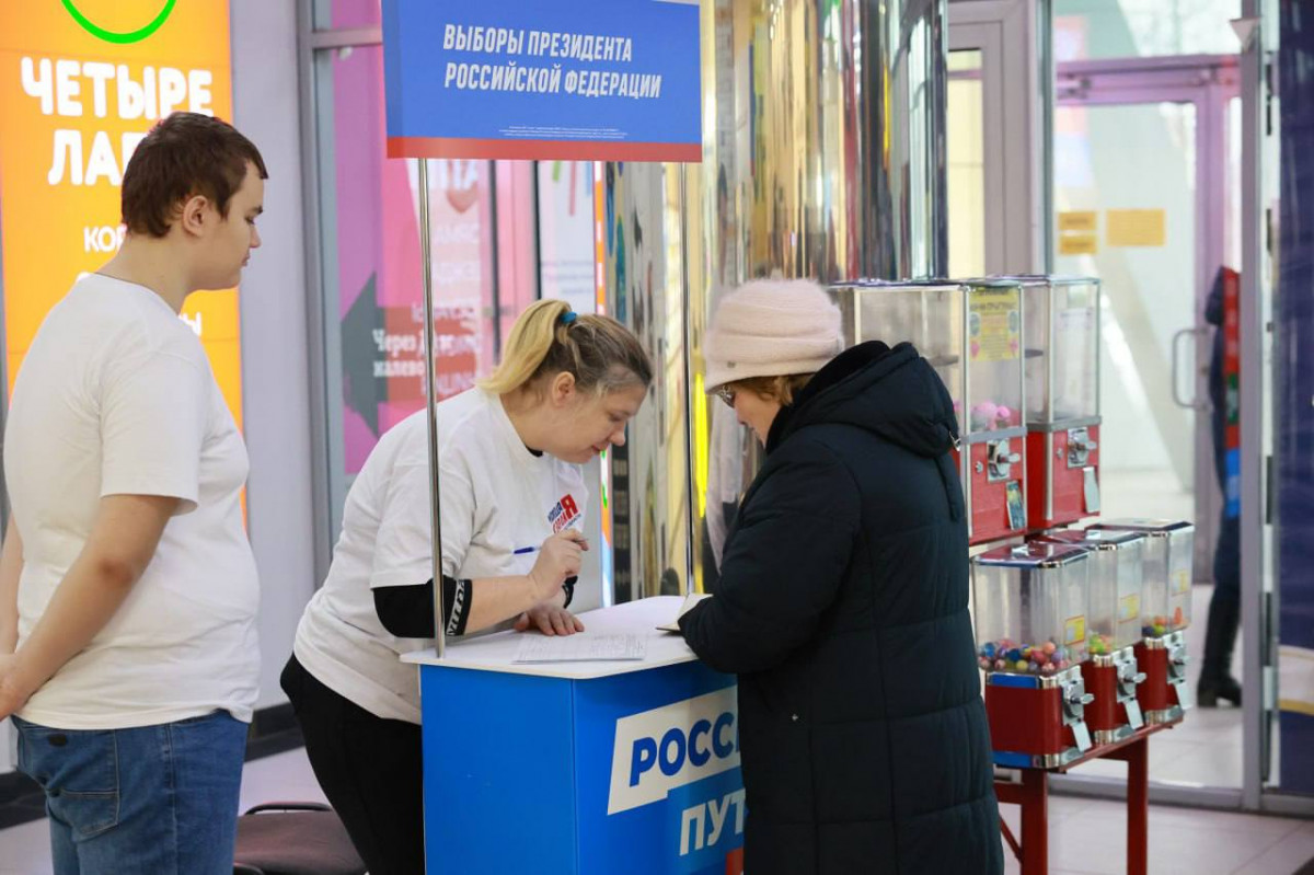 В Дзержинске идет сбор подписей за кандидата на выборы президента РФ Владимира Путина