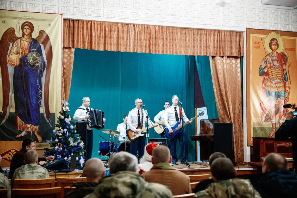 Праздничный новогодний концерт организовали в военном госпитале нижегородские волонтеры