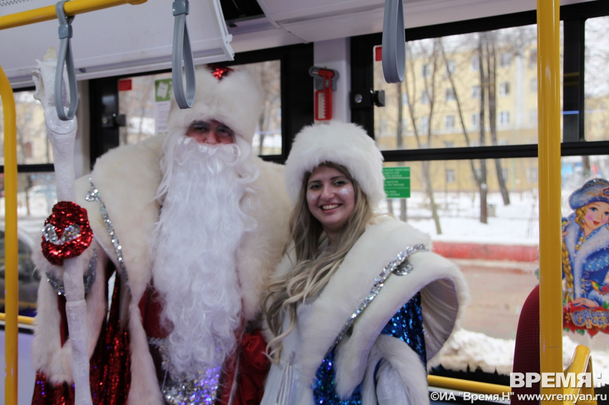 Дед Мороз и Снегурочка ездят на нижегородском трамвае № 2