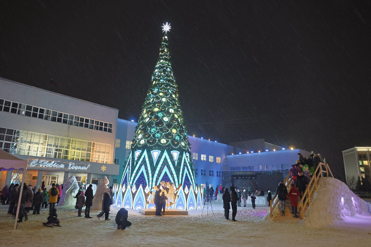 Главную городскую елку и снежный городок открыли в Дзержинске