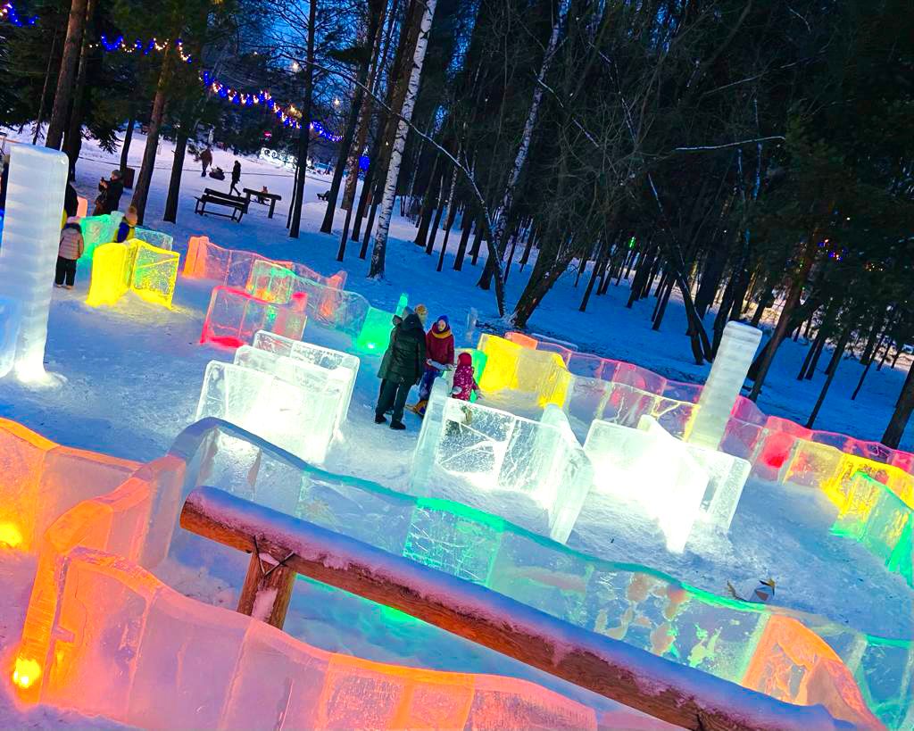 Зимний городок Эн+ с ледовым лабиринтом и световыми инсталляциями открылся в Автозаводском парке