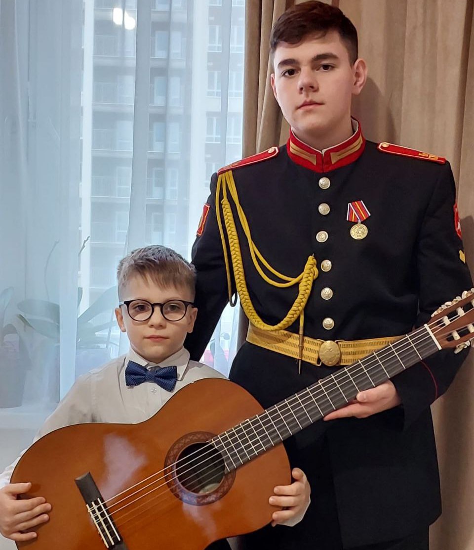 Сергей Морозов подарил семилетнему Льву из Нижнего Новгорода гитару на «Елке желаний»