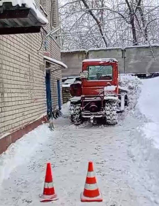 Коммунальщик на тракторе наехал на пешехода, когда чистил снег