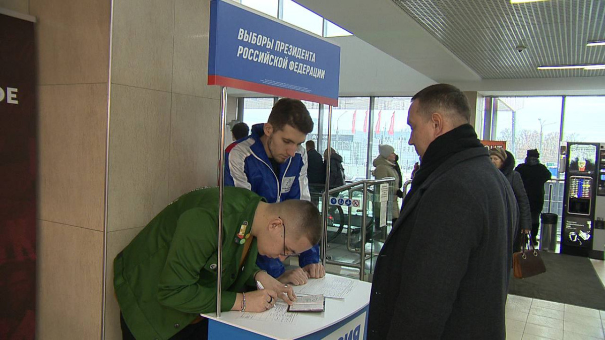 Сбор подписей за кандидата на выборы президента РФ Владимира Путина идет на Автозаводе
