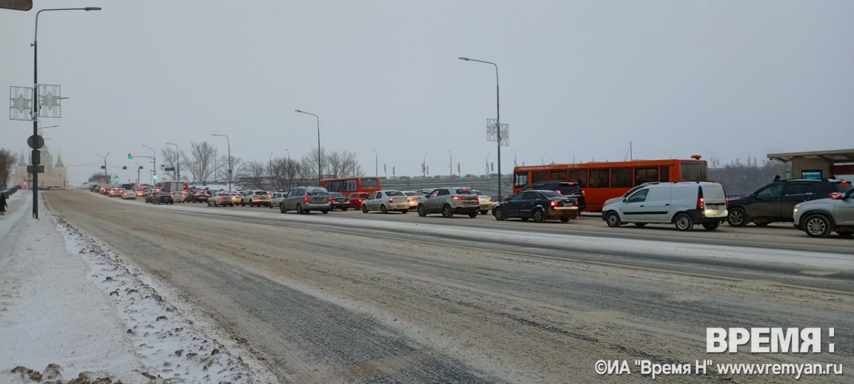 Два ДТП парализовали движение по Канавинскому мосту и Похвалинскому съезду