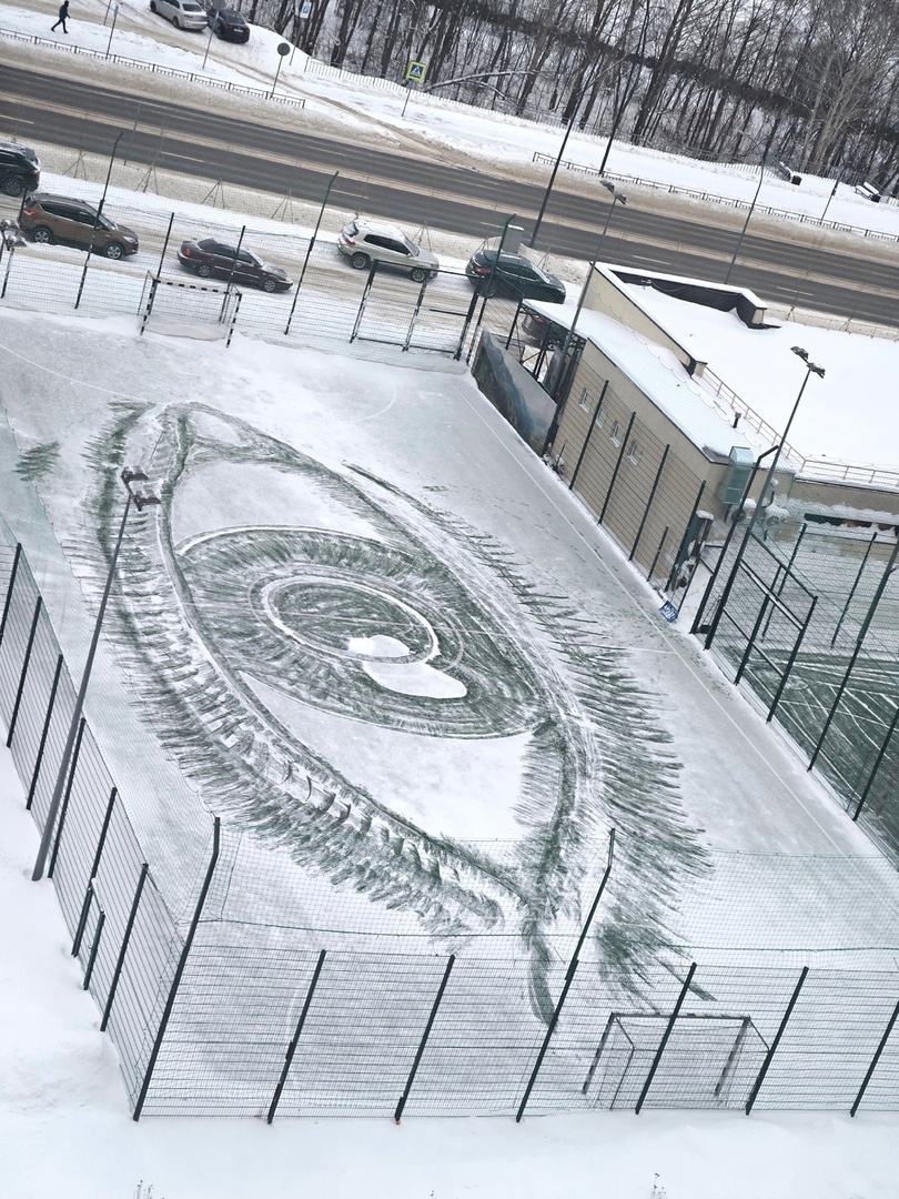 Нижегородский дворник порадовал жителей ЖК «Седьмое небо» новой снежной картиной