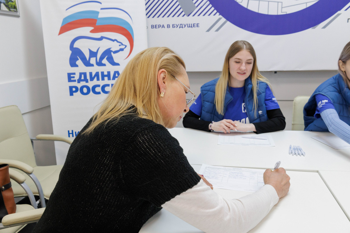 В Нижегородской области проходит единый день сбора подписей в поддержку выдвижения Владимира Путина на выборах Президента