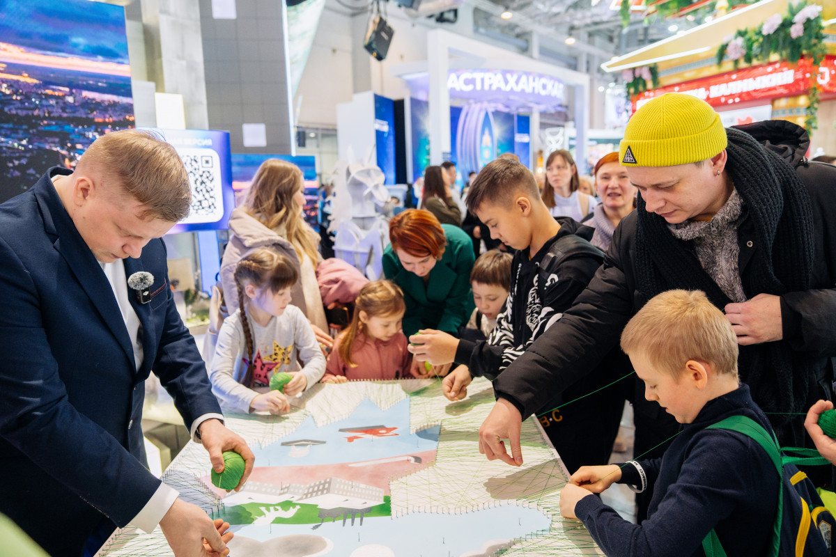Соцпредприниматели вместе с посетителями выставки-форума «Россия» на ВДНХ создали панно с выксунским единорогом