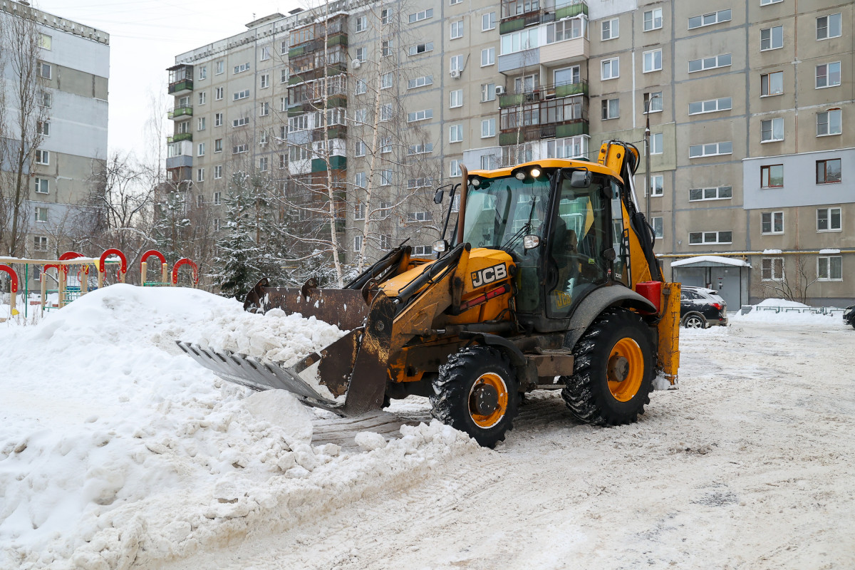 Последствия снегопада продолжают ликвидировать в Нижнем Новгороде