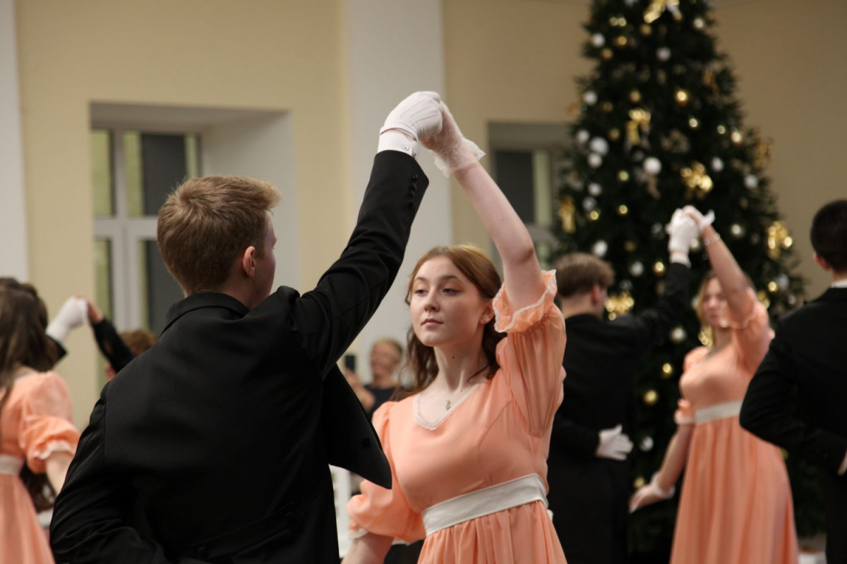 Более 20 пар приняли участие в студенческом балу Мининского университета в Нижнем Новгороде