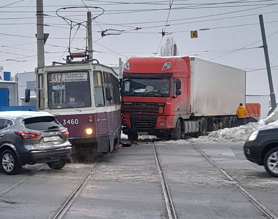 Фура врезалась в трамвай на улице Новикова-Прибоя в Нижнем Новгороде