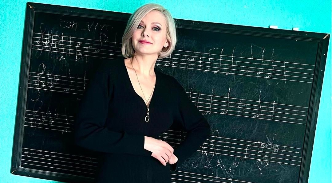 Певица Натали эффектно перевоплотилась в учительницу музыки