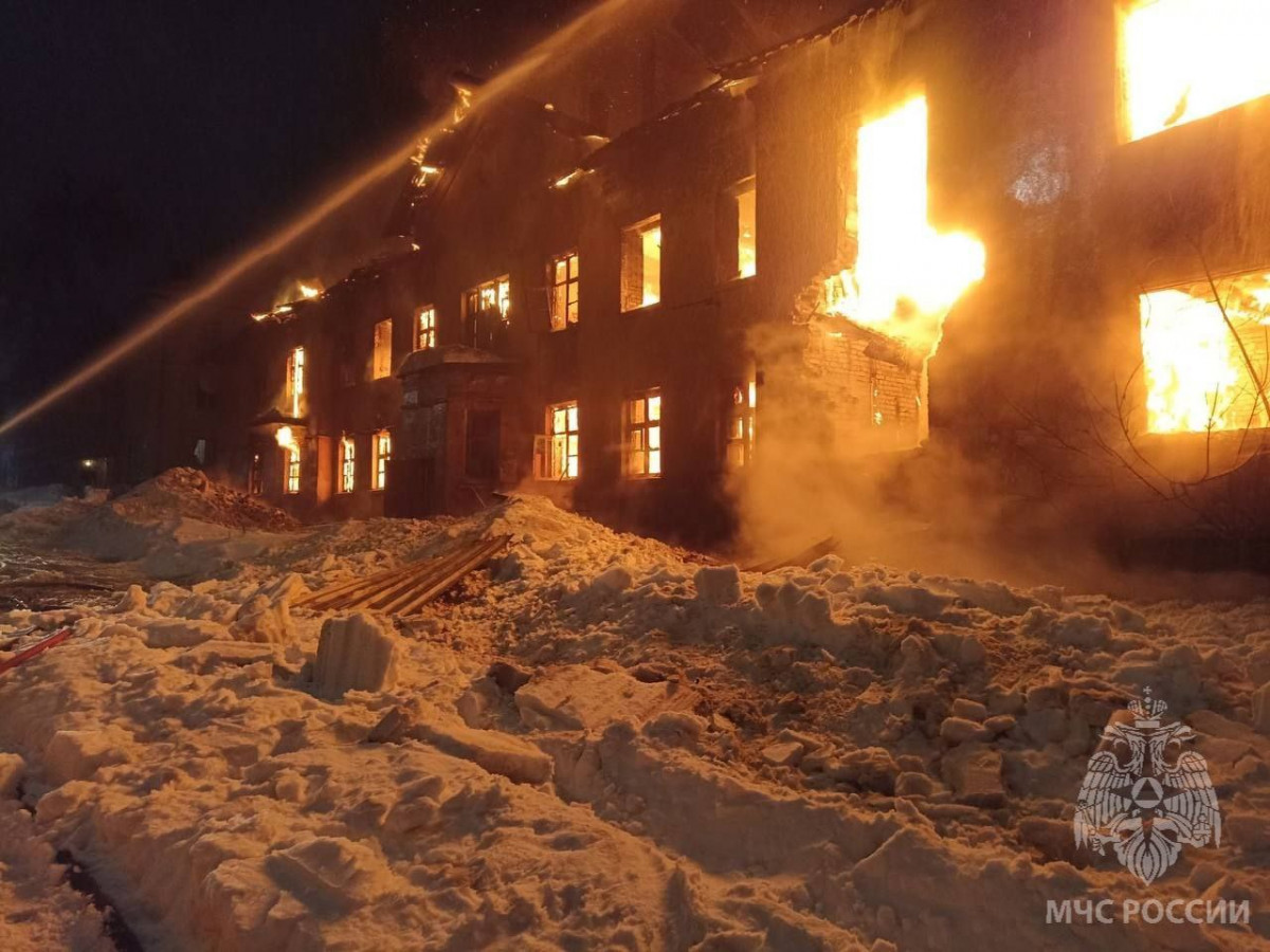 Двухэтажный дом сгорел в Кстове сегодня ночью