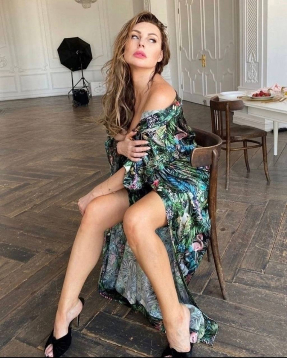 Актриса Наталья Бочкарева продемонстрировала сексуальную задумчивость
