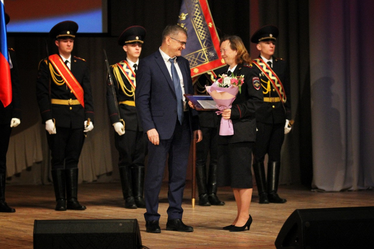 Петр Банников вручил награды заслуженным сотрудникам органов внутренних дел на транспорте
