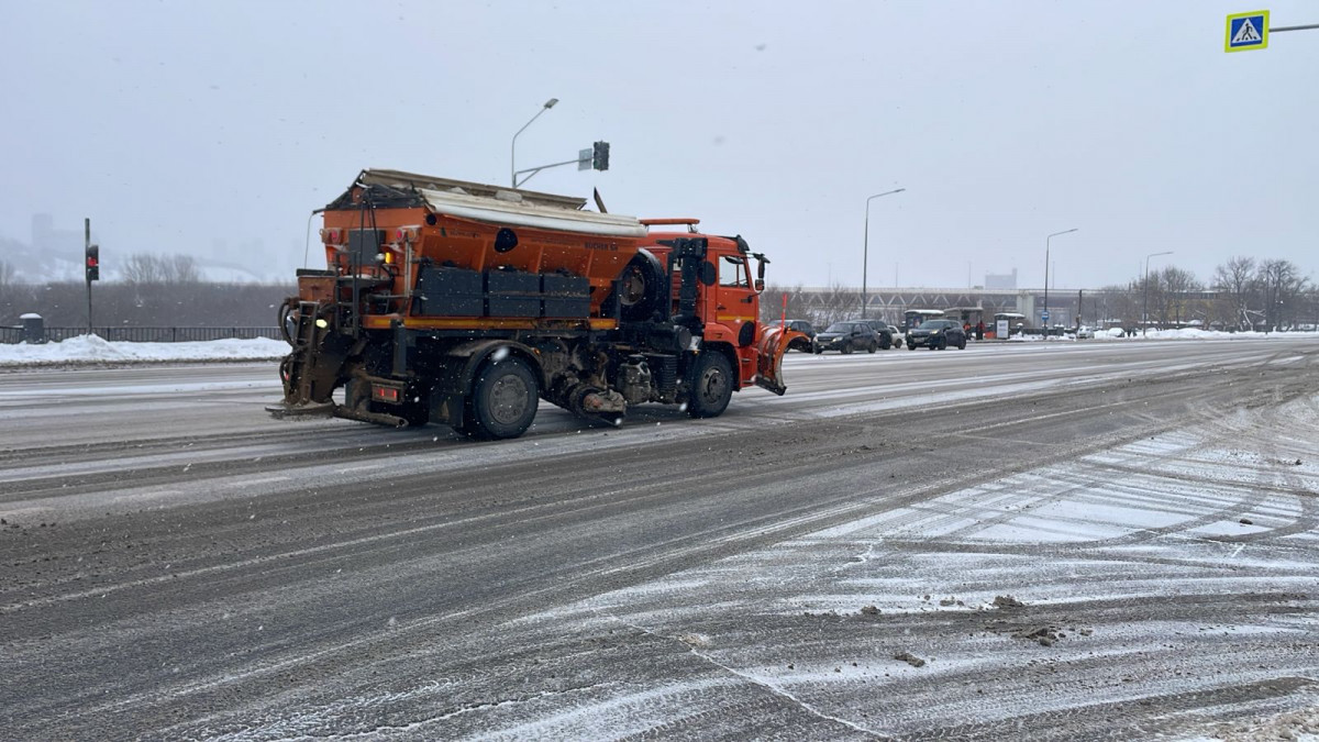 Нижегородские коммунальщики проводят цикличную обработку дорог