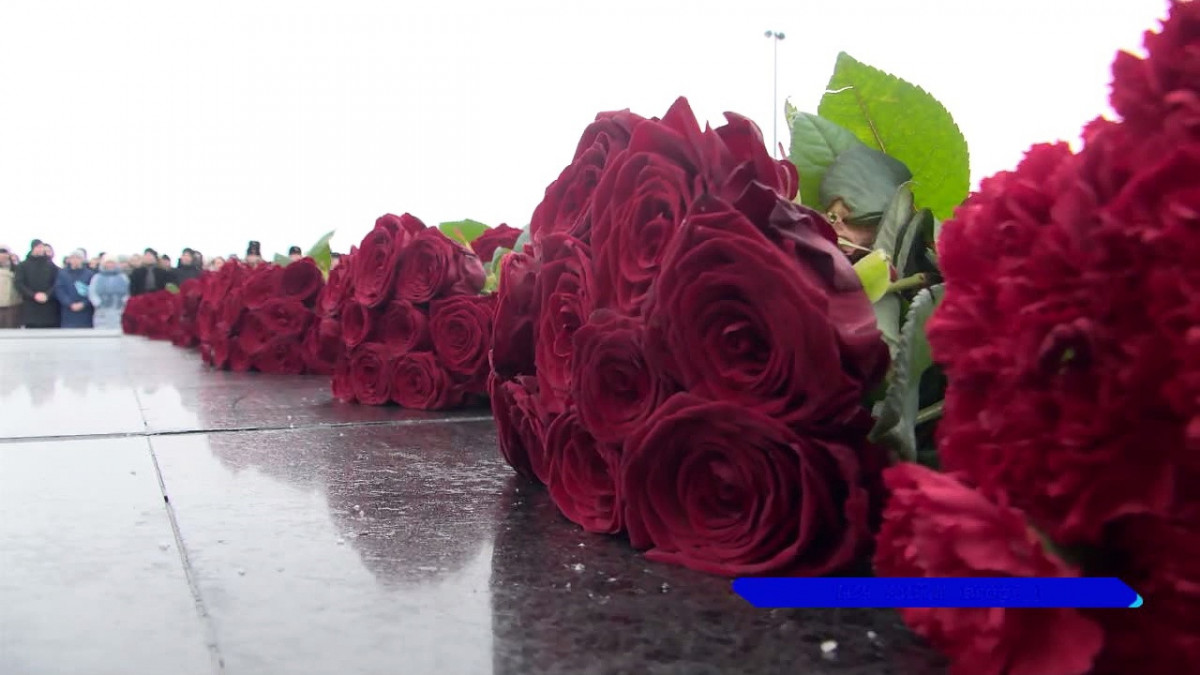 Сотрудники различных нижегородских ведомств возложили цветы к Вечному огню