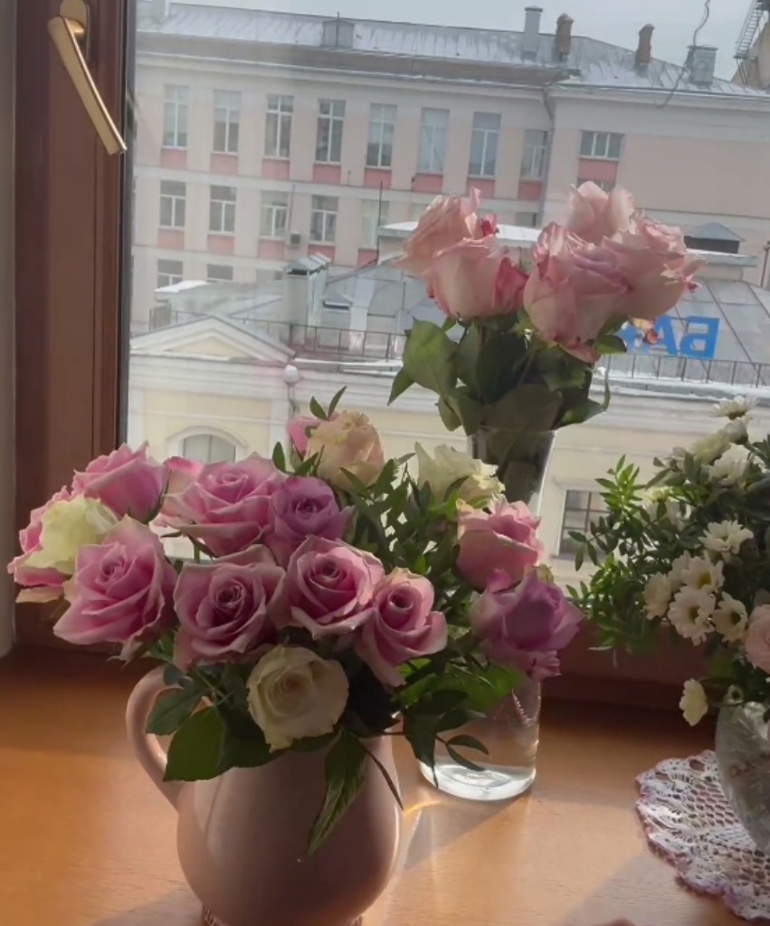 Ирина Пегова похвалилась цветами от зрителей и поклонников после спектакля
