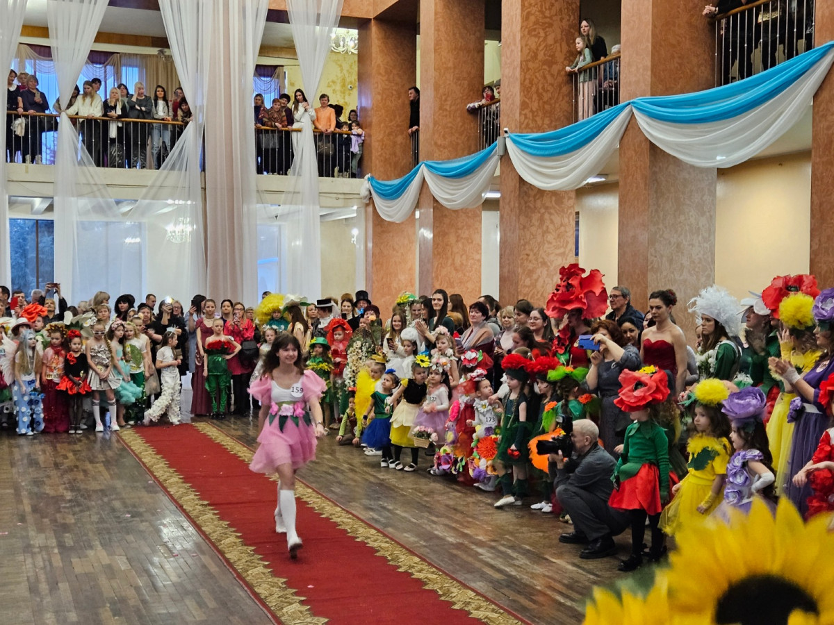 Более 1000 нижегородок приняли участие в празднике «Весна, цветы и комплименты»