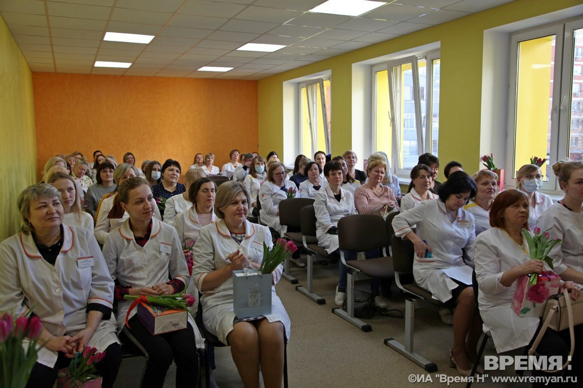 Волонтеры Победы поздравляют женщин на рабочих местах