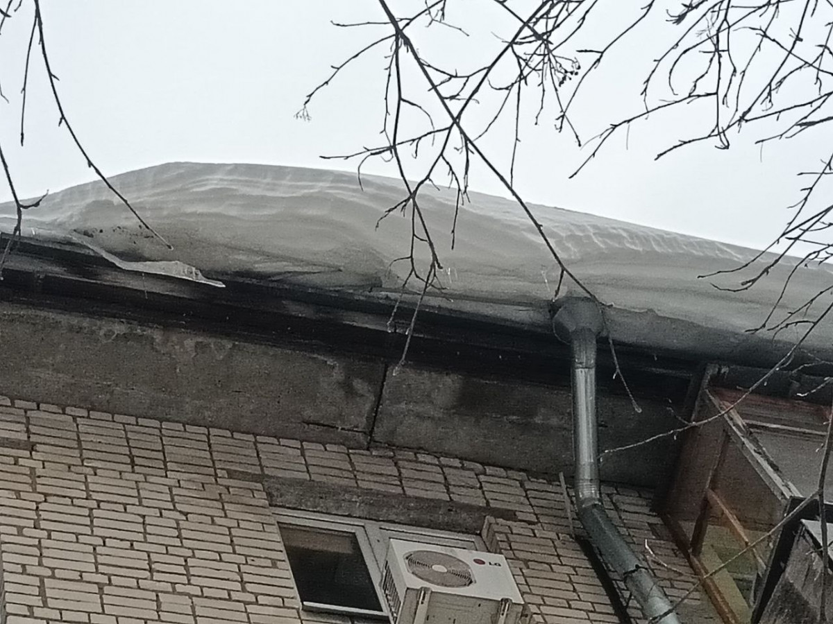 Жители улицы Козицкого обеспокоены сходом с крыш снежных масс