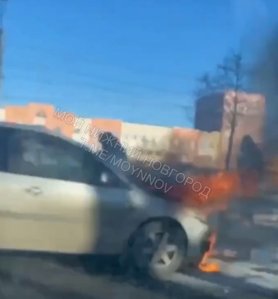 Автомобиль загорелся на проспекте Ленина в Нижнем Новгороде