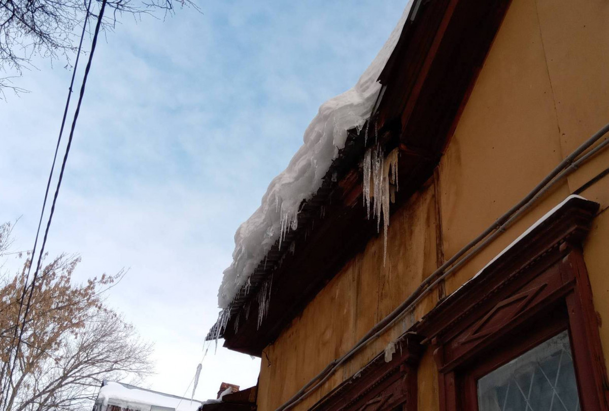 Момент падения глыбы льда на детей в Шахунье попал на видео