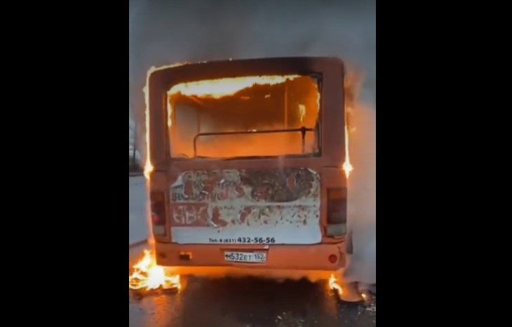 Автобус сгорел на остановке в Нижнем Новгороде