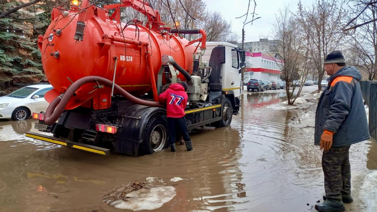 В Нижнем Новгороде откачивают воду с подтопленных территорий