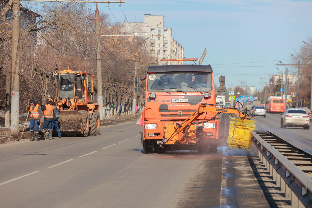 Дорожные и коммунальные службы круглосуточно убирают нижегородские улицы после зимы