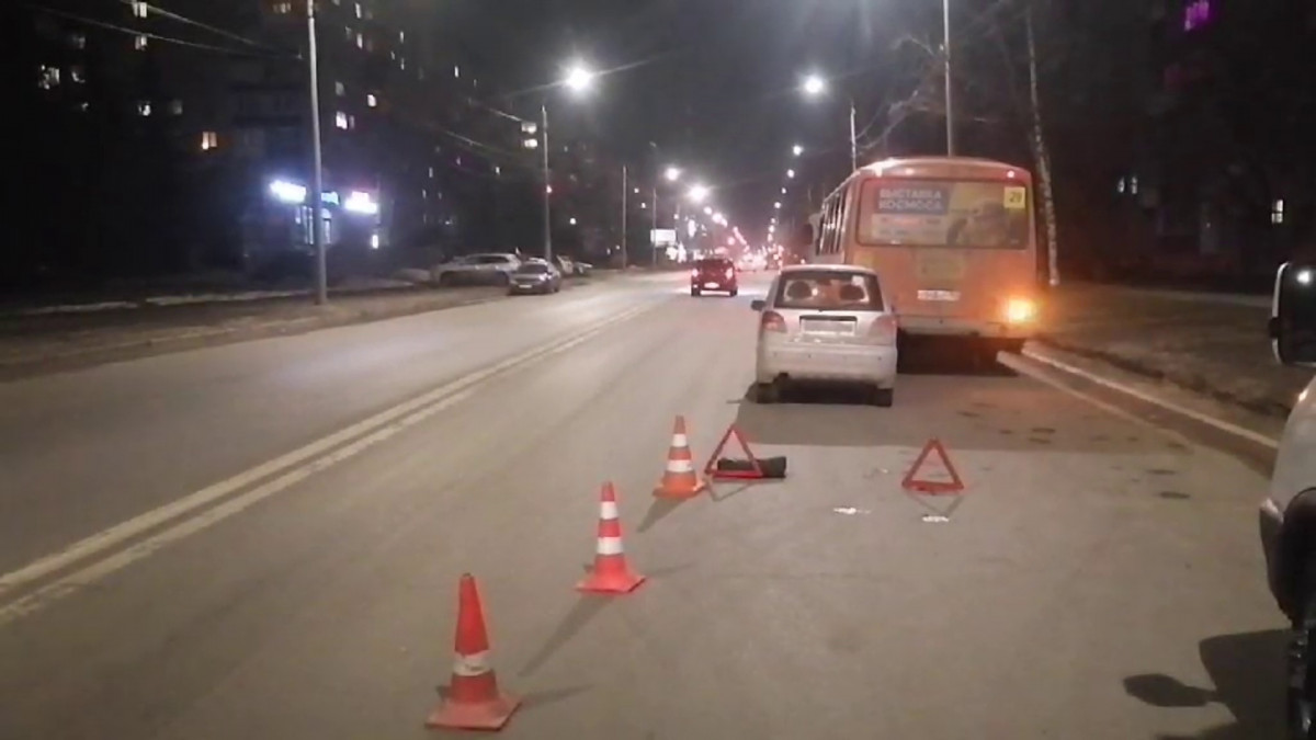 Иномарка врезалась в стоящий ПАЗ в Нижнем Новгороде