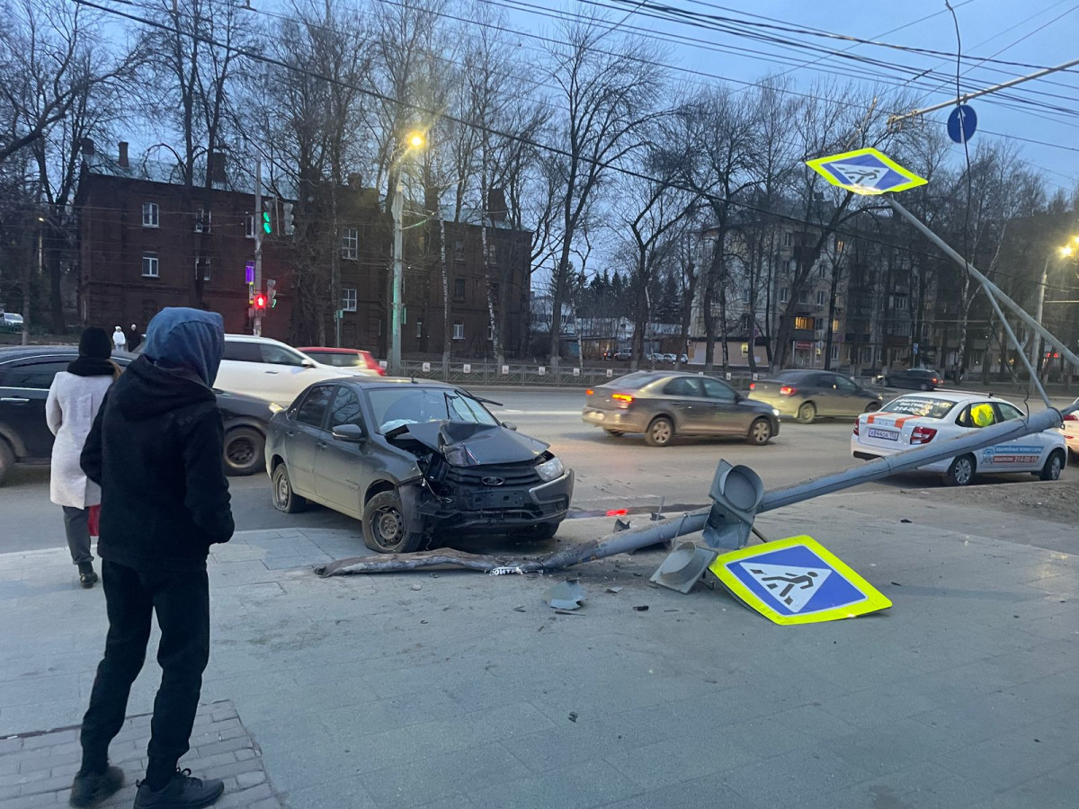 Легковушка снесла столб на проспекте Гагарина 6 апреля