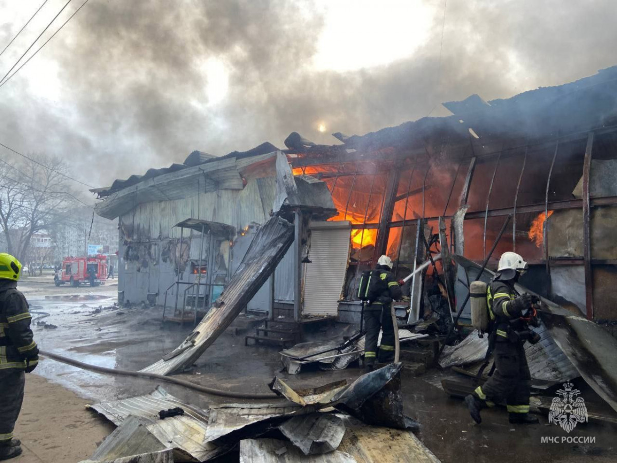 Возгорание торговых павильонов на улице Львовской в Нижнем Новгороде ликвидировано