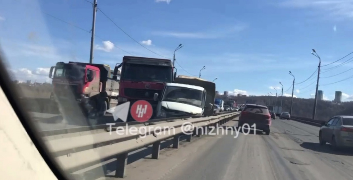 Два грузовика столкнулись на Мызинском мосту в Нижнем Новгороде