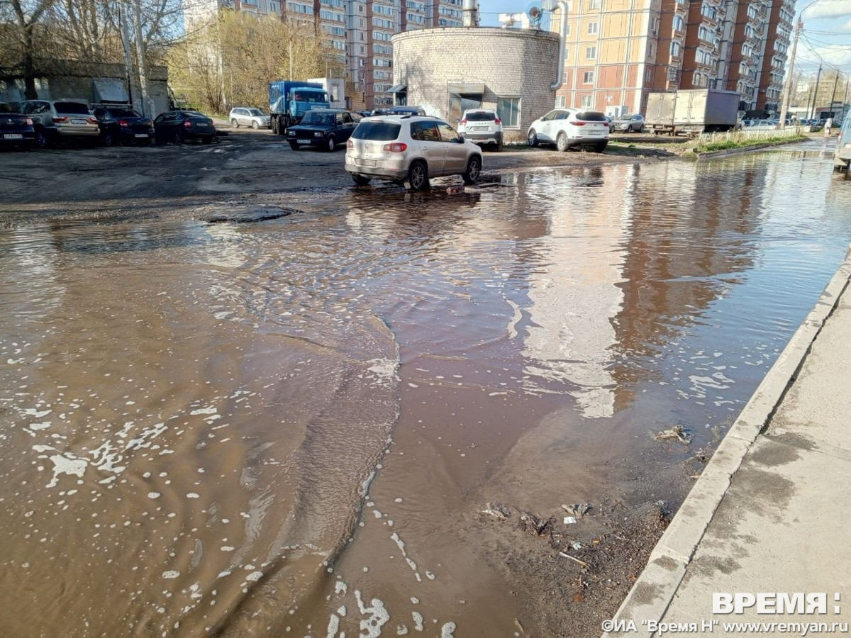 Коммунальщики борются с лужами на улицах Нижнего Новгорода