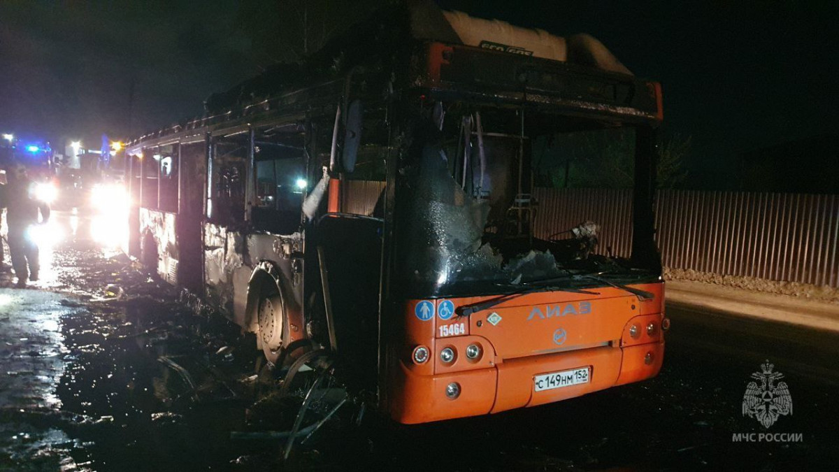 Автобус ЛИАЗ загорелся во время движения на улице Федосеенко в Нижнем Новгороде