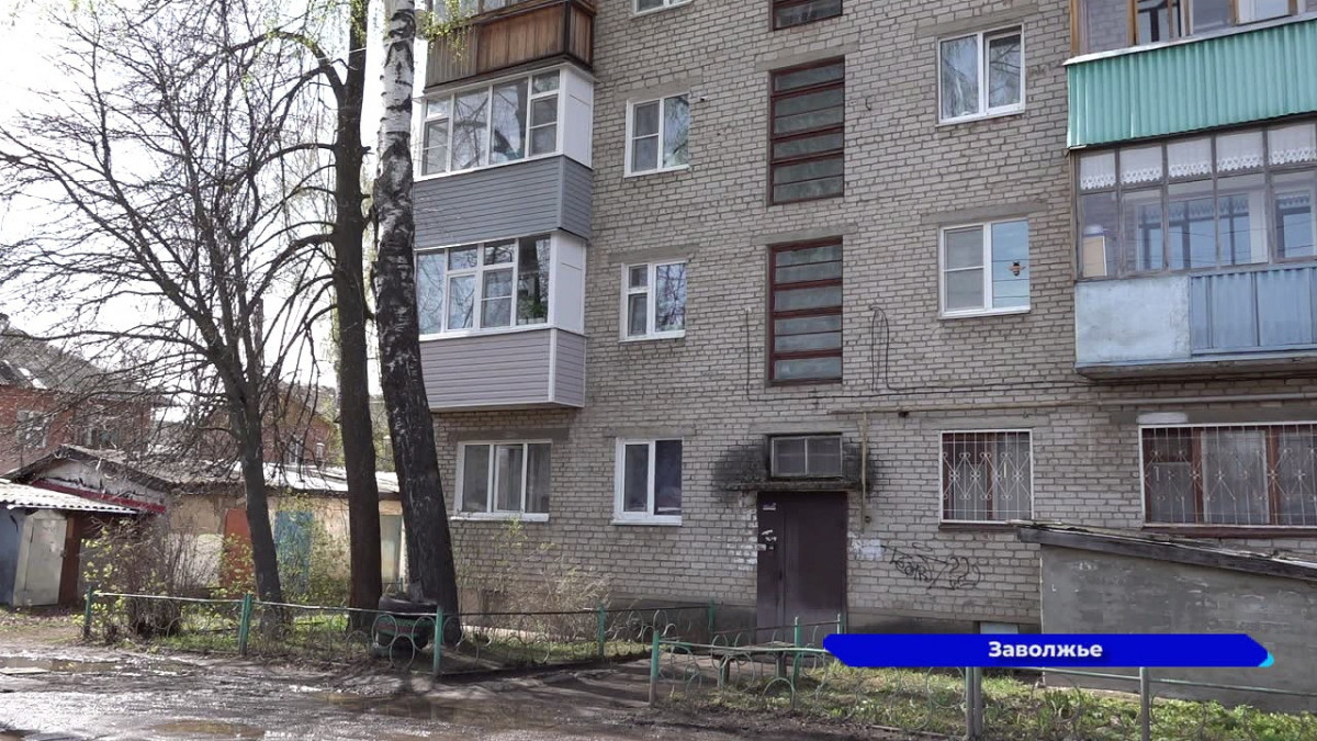 Сотрудники ГЖИ проверили выполнение работ по утеплению стен в доме по улице Пирогова в Заволжье