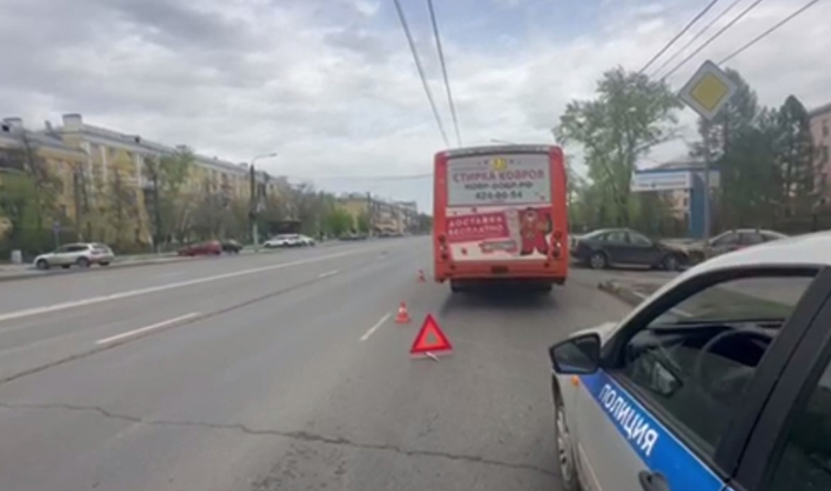 Иномарка врезалась в автобус на проспекте Ленина в Нижнем Новгороде
