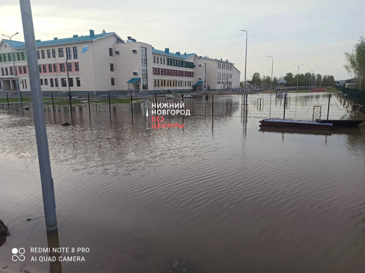 Территорию вокруг новой школы на Бору затопило