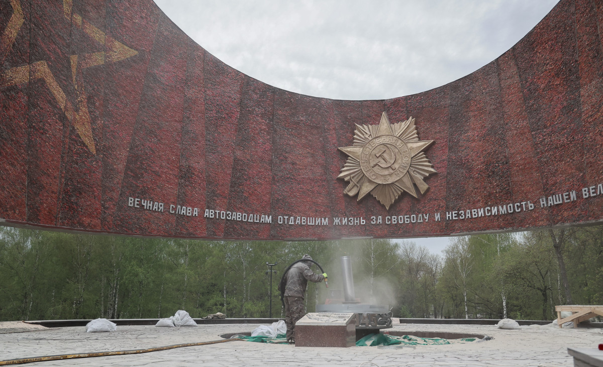 Памятники героям ВОВ ремонтируют и чистят в Нижнем Новгороде